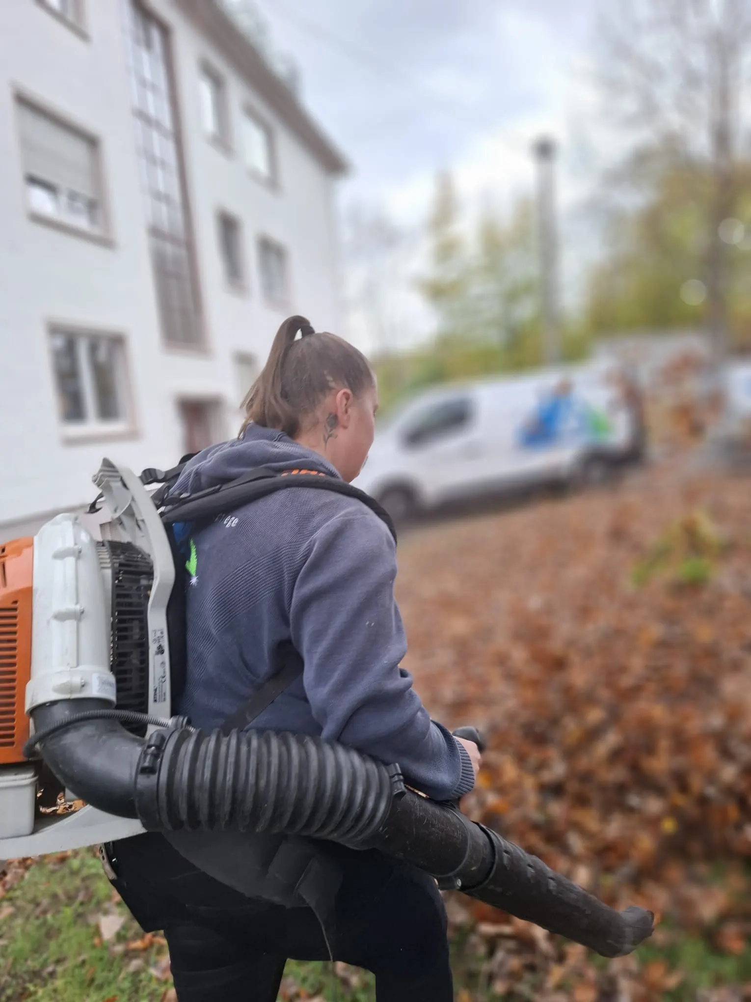 Laubbläser im Herbst